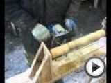 Посмотреть это видео на youtube.com Представляю Вашему вниманию первый самодельный токарный станок по дереву, который вместо резца используется фрезер. Изделия, которые получаются на