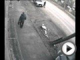 Посмотреть это видео на youtube.com Наркоман в течении десяти минут ошивался вокруг двух автомобилей - соседской Астры универсал и нашим Дискавери. В конце концов, ему все-таки