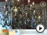 Посмотреть это видео на youtube.com Не рекомендуется выбирать люстры с открытыми лампами, так как яркий свет может вызвать раздражение нервов роговицы глаза и болевой синдром