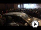Посмотреть это видео на youtube.com Сразу две крупных торговых сети по продаже компьютерной техники в Кемерове сегодня устроили «ночь распродаж», чем вызвали транспортный